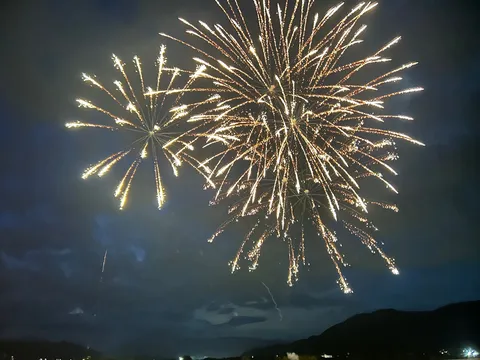 夜空に咲く、光の花束