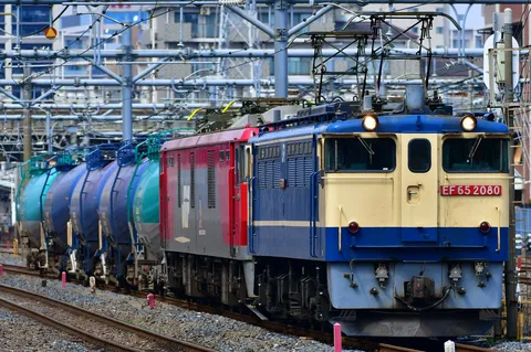 力強いEF65、カラフルなタンク車を牽引