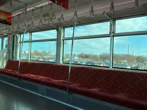 電車の窓から広がる街並み