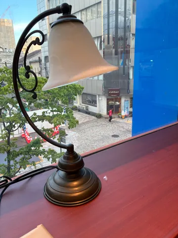窓辺のランプと街の灯り
