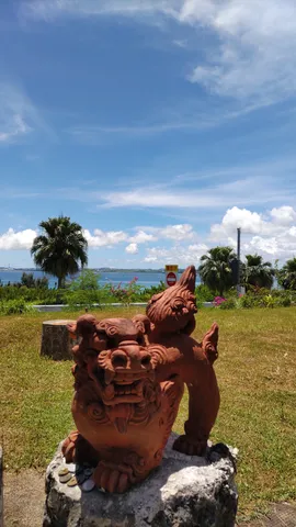 シーサーと青い空、海