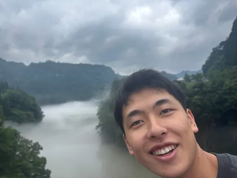 霧深き川辺の自撮り