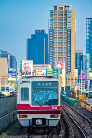 都市のレールをゆく電車