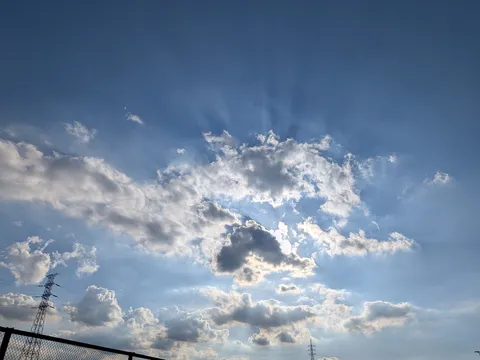 光を纏う雲の縁取り
