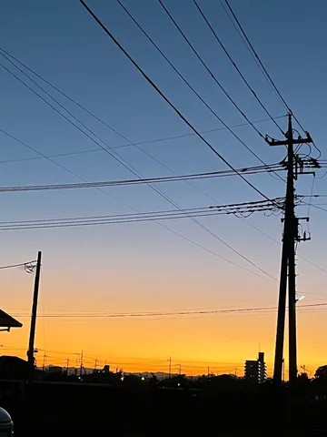 夕暮れの電線と静かな街