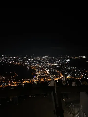 煌めく夜景と人々のシルエット