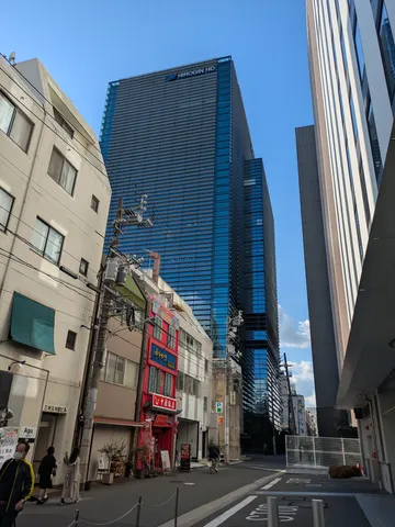 都市のコントラストが生む奥行き
