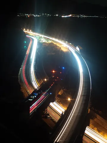 光の川が流れる夜の高速道路