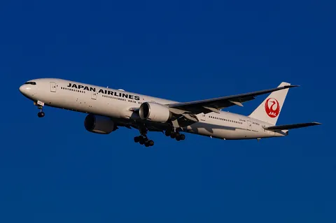 青空に映えるJALの雄姿