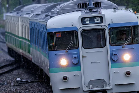 濡れる車体、灯るヘッドライト