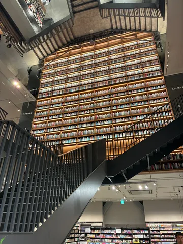 書棚を囲む光の回廊
