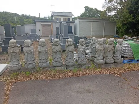 静かな祈りの列影