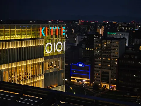 光と闇の夜景、都会の鼓動