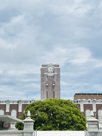 雲間にそびえる時計台