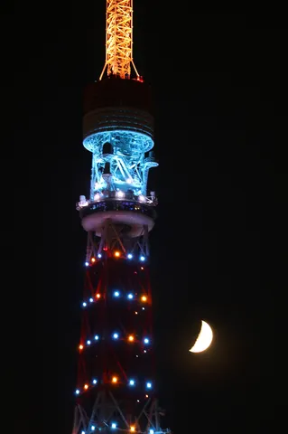 夜空に輝く塔と三日月