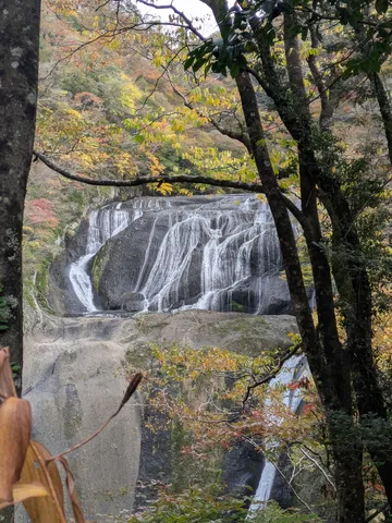 秋色に染まる渓谷の滝