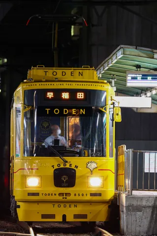 夜を照らす黄色い列車