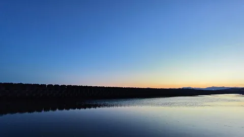 水平線に消える青いグラデーション