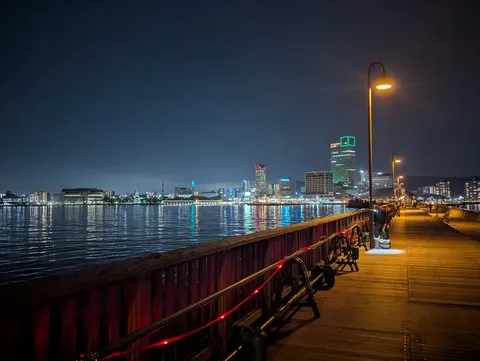 夜風と木道の港景色