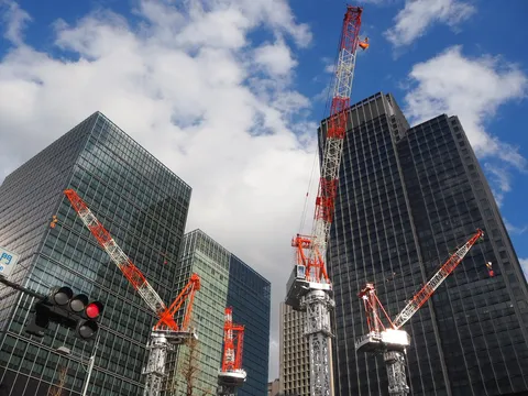 都市の躍動、クレーンと空
