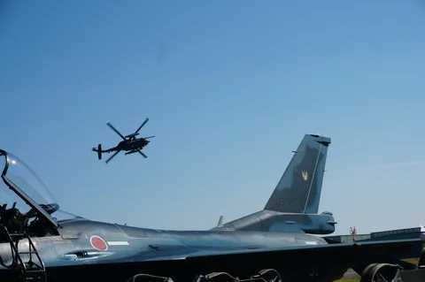 青空と戦闘機、ヘリコプターの共演