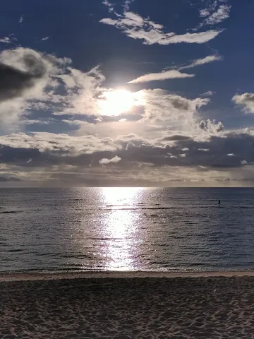 砂浜と夕焼け、そして人影
