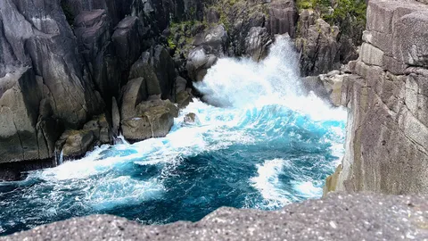 岩を砕く碧い波