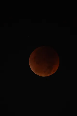 赤く染まる月、神秘的な夜空