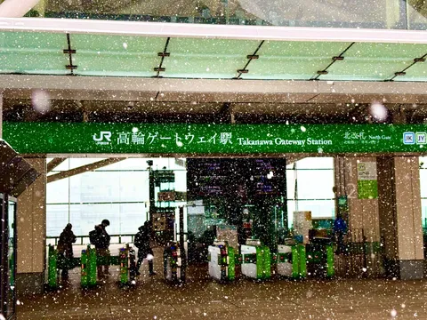 雪舞う駅の日常風景
