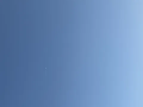 青空に浮かぶ一点の飛行機