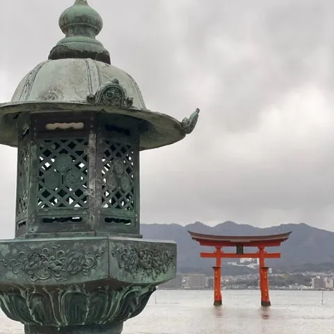 厳島を望む古き燈籠