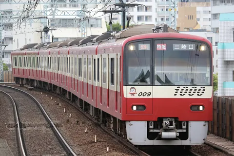 赤い車体が映えるカーブの電車