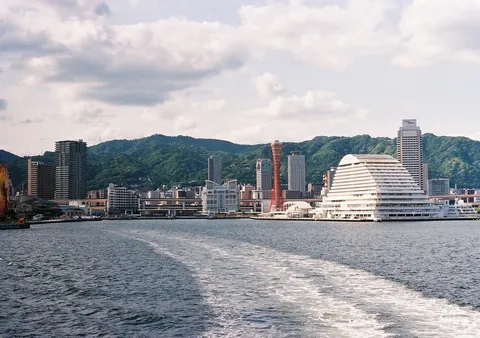 海風と近代建築のコントラスト