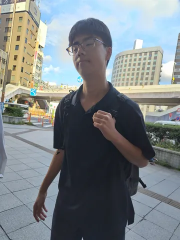 都会の空を背負う影