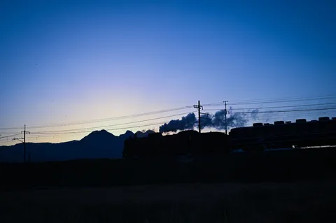 夕暮れの蒸気機関車