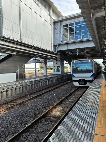 駅プラットフォームの静かな瞬間
