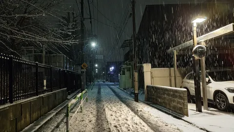 雪降る夜の、街角ランウェイ
