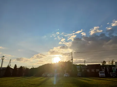 夕陽に染まる草原の影