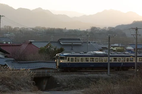 山並みに抱かれる、黄昏の列車旅