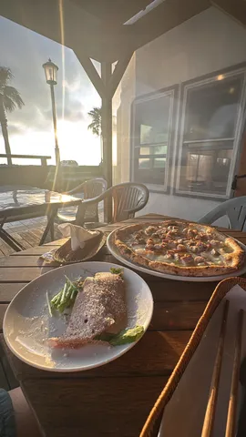 夕暮れ時のピザと前菜