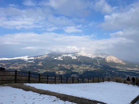 冬の山並みと青い空
