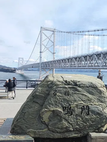 巨大な岩に刻まれた、悠久のメッセージ