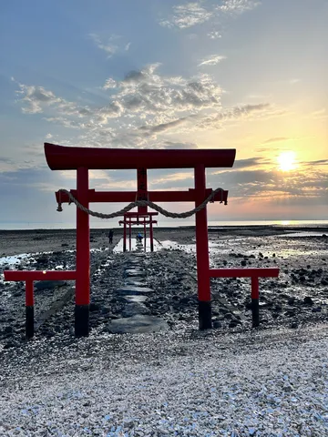 夕日に続く水上鳥居
