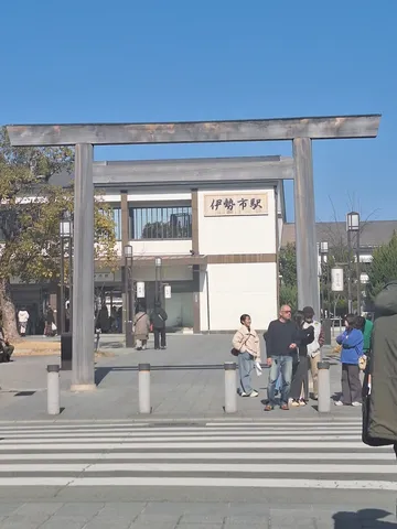 鳥居と駅、日常の風景