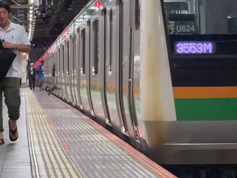 地下鉄ホームの静かな一瞬