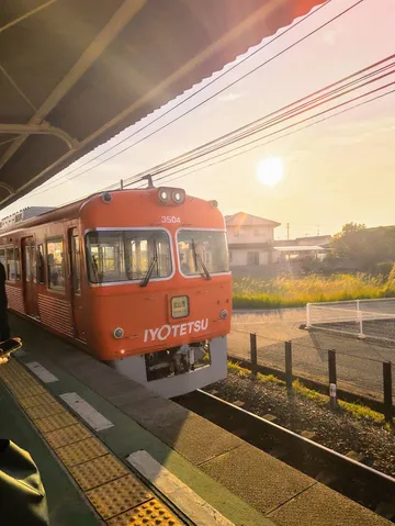 夕陽に染まる赤い列車