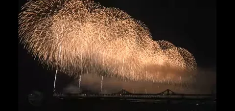 夜空を彩る黄金の滝