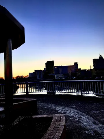 夕暮れ、街と水辺の境界線
