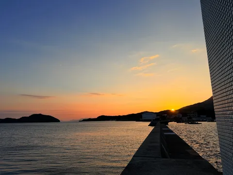 夕映えを渡る防波堤