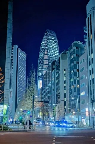 都会の夜空に輝く塔